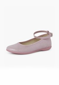 Lyserød glitrende ballerina med rund tå og ankelrem. Glat tekstur og lav hæl; gummisål giver godt greb.
