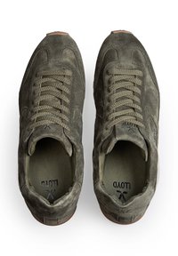 Para oliwkowozielonych sneakersów zamszowych z dopasowanymi sznurowadłami, zaokrąglonymi noskami i markowymi wkładkami, widzianych z góry na białym tle.