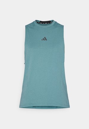 Maglietta atletica senza maniche color turchese realizzata in tessuto leggero. Presenta un collo rotondo, un logo al centro e un orlo dritto.