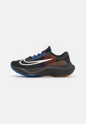 ZOOM FLY 5 A.I.R. HOLA LOU - Neutrální běžecké boty - black/phantom/ale brown/racer blue/team orange