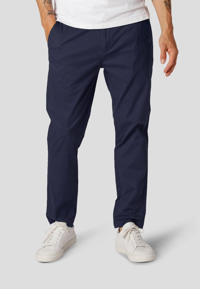 Marineblauwe, lichte chinos gemaakt van een gladde, duurzame stof. Heeft een klassieke pasvorm met zijzakken en een recht model.