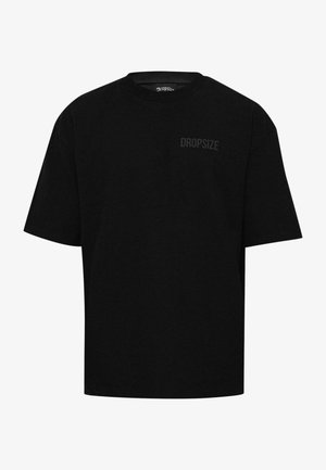 Zwarte katoenen T-shirt met korte mouwen, ronde hals en subtiele "DROPSIZE" logo op de linkerborst. Standaard pasvorm.