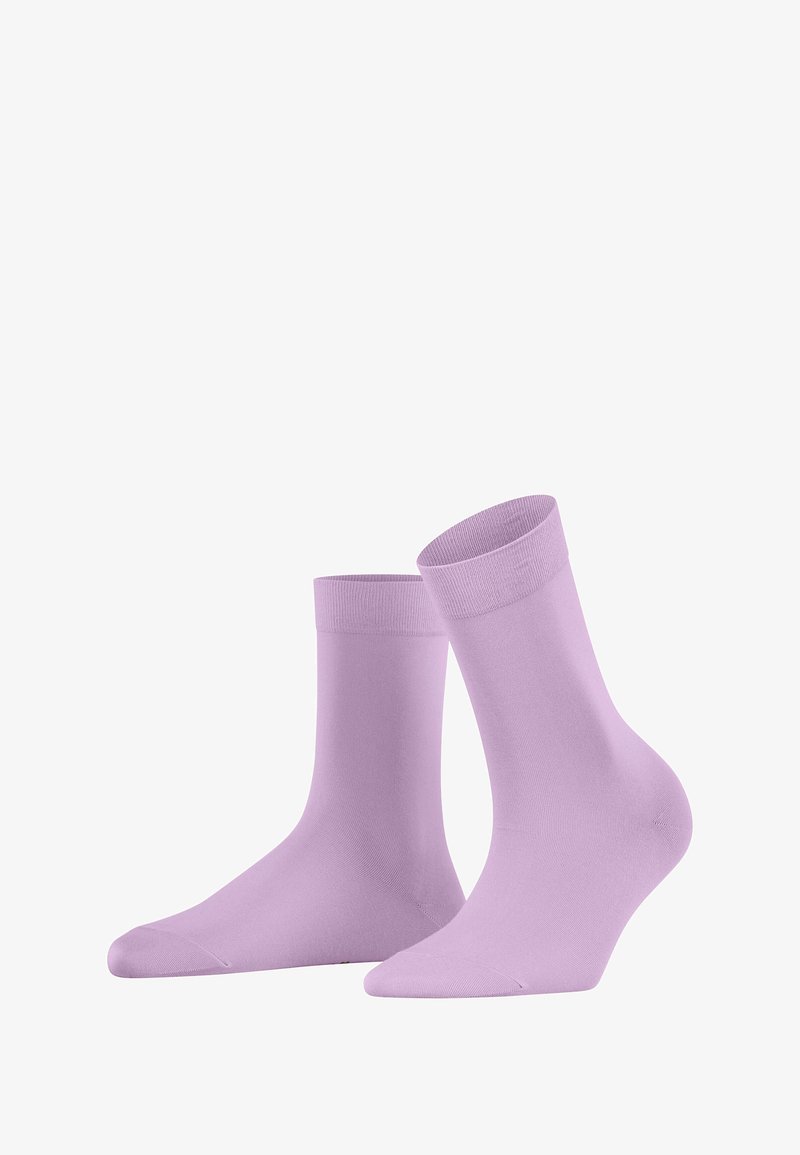Jasnofioletowe skarpetki typu crew o gładkiej fakturze, z prążkowanym wykończeniem u góry i bezszwowym designem. Idealne na codzienne noszenie i komfort w stylu casual.