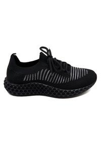 Schwarzer Strick-Sportschuh mit einer strukturierten schwarzen Sohle, die ein gestreiftes Design im Obermaterial und eine verstellbare Schnürung aufweist.