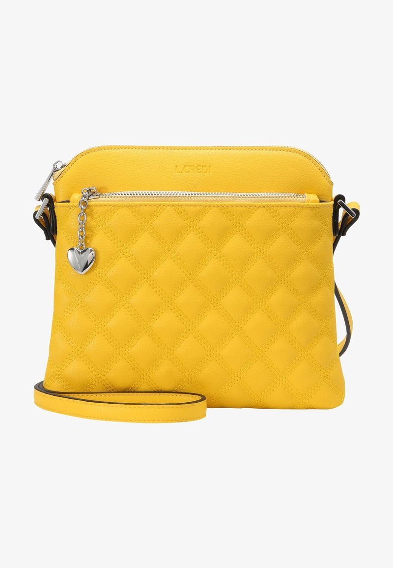 Keltainen nahkainen olkalaukku, jossa on tikkaukset timanttikuvioilla, hopeinen sydänkoru, vetoketjusuljenta ja säädettävä hihna.