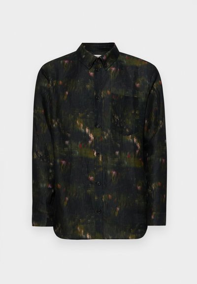 Cămașă cu mânecă lungă, cu nasturi, de culoare verde închis, cu un model texturat ce conține nuanțe de roșu și roz, și un buzunar pe piept. Nasturi negri.