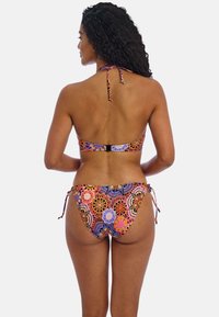 Bikini set met een meerkleurig bloemenpatroon, halter-halsetop met striksluiting en verstelbare zijstrik-bikini slipjes, gemaakt van zachte stof.