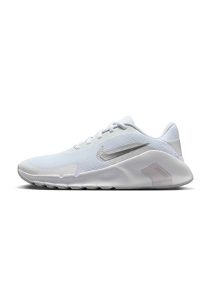 Zapatilla deportiva blanca con un upper sintético suave, bandas texturizadas, un logo de Nike en plata y una suela de goma flexible con surcos.