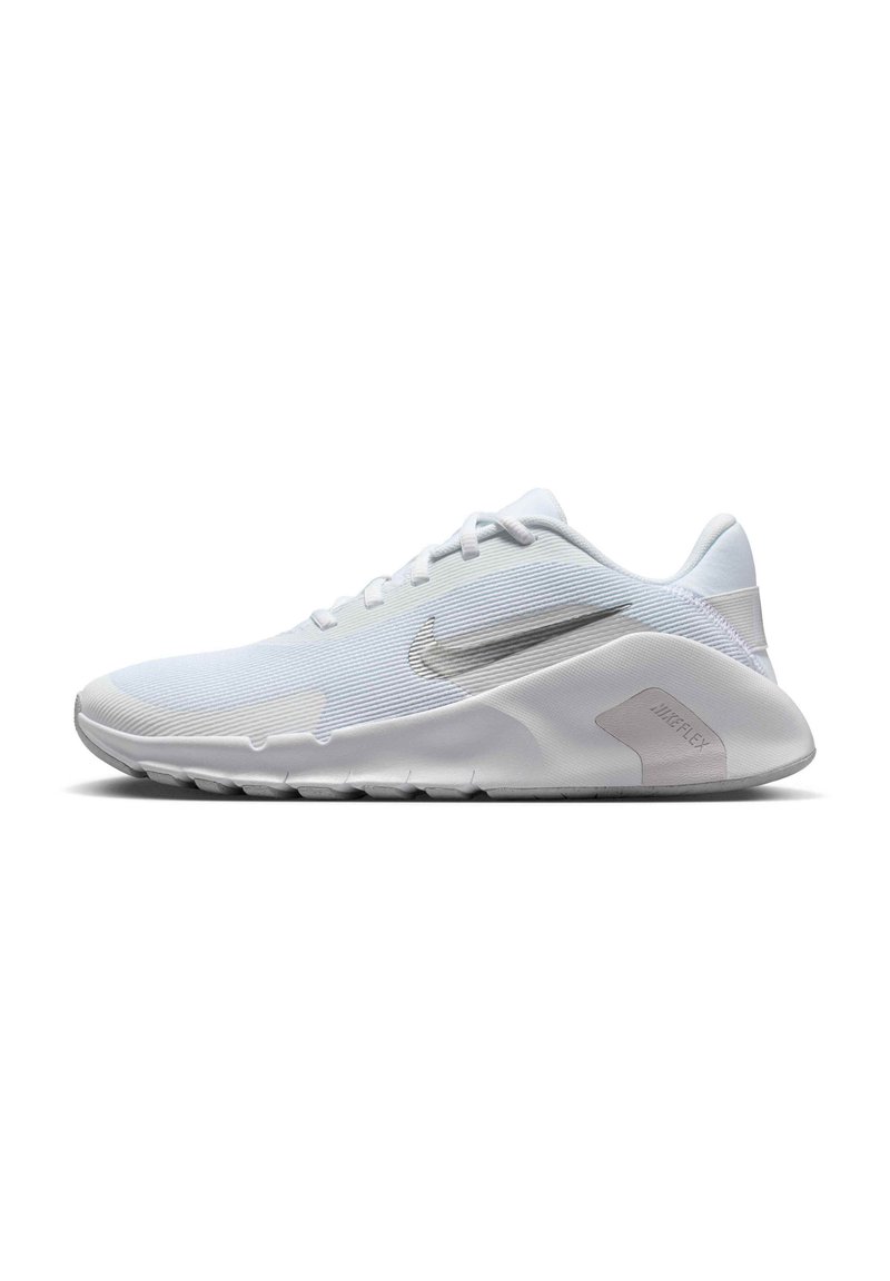 Valkoinen urheilujalkine, jossa on sileä synteettinen päällinen, tekstuuriset nauhat, hopeinen Nike-logo ja joustava kumipohja, jossa on urat.