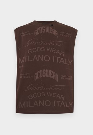 Bruine mouwloze top met herhaalde tekst "GCDSWear," "GCDS Wear Milano Italy," en "Right Answer Wrong Places" in verschillende lettertypen.