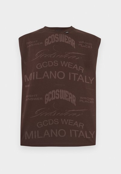 Καφέ αμάνικη μπλούζα με επαναλαμβανόμενο κείμενο «GCDSWear», «GCDS Wear Milano Italy» και «Right Answer Wrong Places» σε διάφορες γραμματοσειρές.