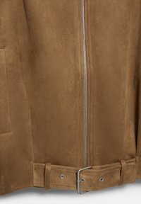 Jachetă maro din piele întoarsă cu închidere frontală cu fermoar și curea ajustabilă cu cataramă metalică în talie.