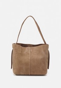 Brun ruskindstor taske med en bred, åben top og en enkelt skulderstrop. Den har en glat tekstur og diskrete syningsdetaljer.