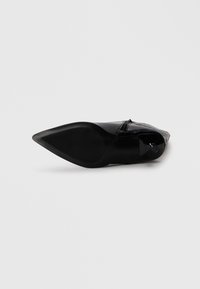 Schwarzer, spitzer Absatzschuh mit einer glatten Lederausführung und einer strukturierten, glänzenden Oberfläche. Elegante Silhouette mit einem Reißverschluss an der Seite.