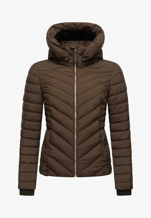 Braune Daunenjacke mit einem Zickzackmuster, Kapuze und Frontreißverschluss. Rippbündchen und ein Logo-Akzent an der Seite runden das Design ab.