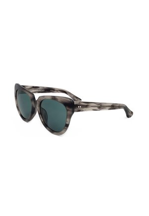 Occhiali da sole in stile cat-eye con lenti scure e montature grigie marmorizzate, mostrati su sfondo bianco.