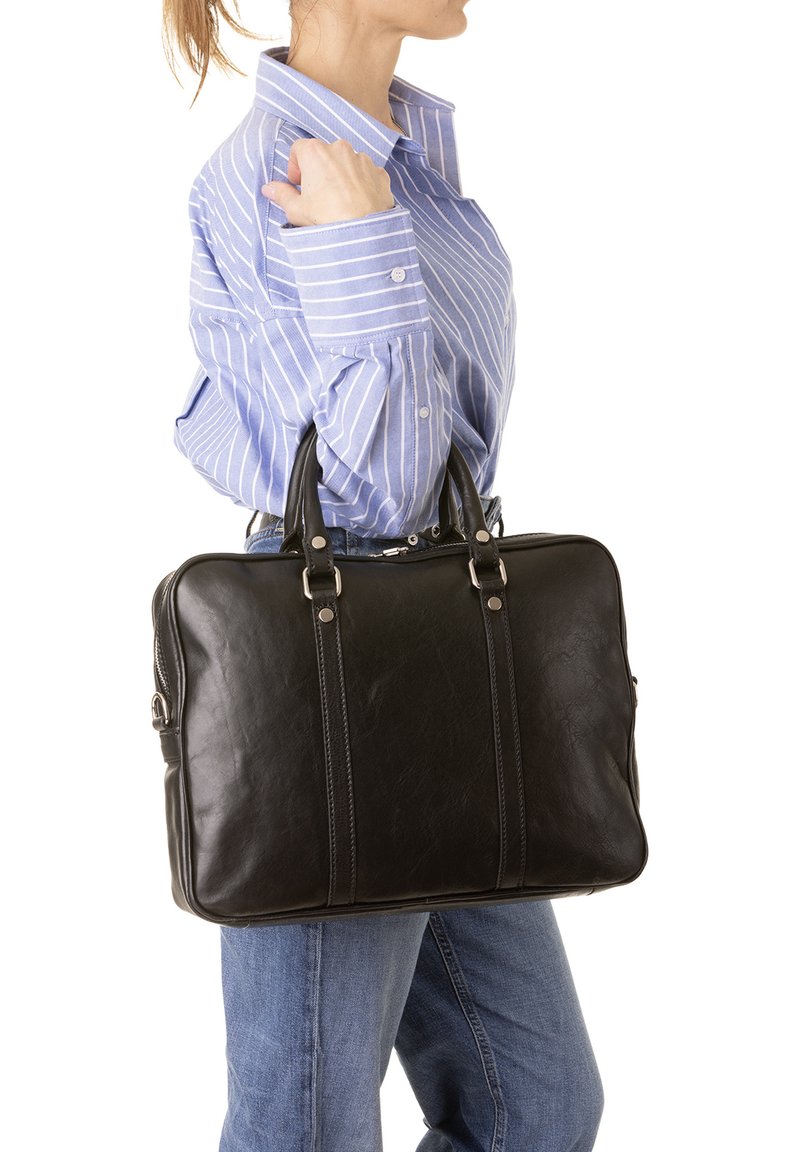 Zwarte leren laptoptas met dubbele handvatten, ritsluiting en zichtbare stiksels. Gestructureerd oppervlak met een strakke uitstraling.