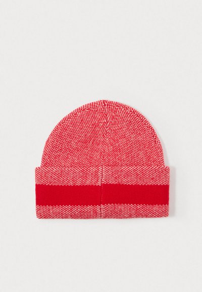 Gorro de punto rojo con un patrón texturizado, que presenta un puño doblado en rojo sólido. El material parece suave y flexible.