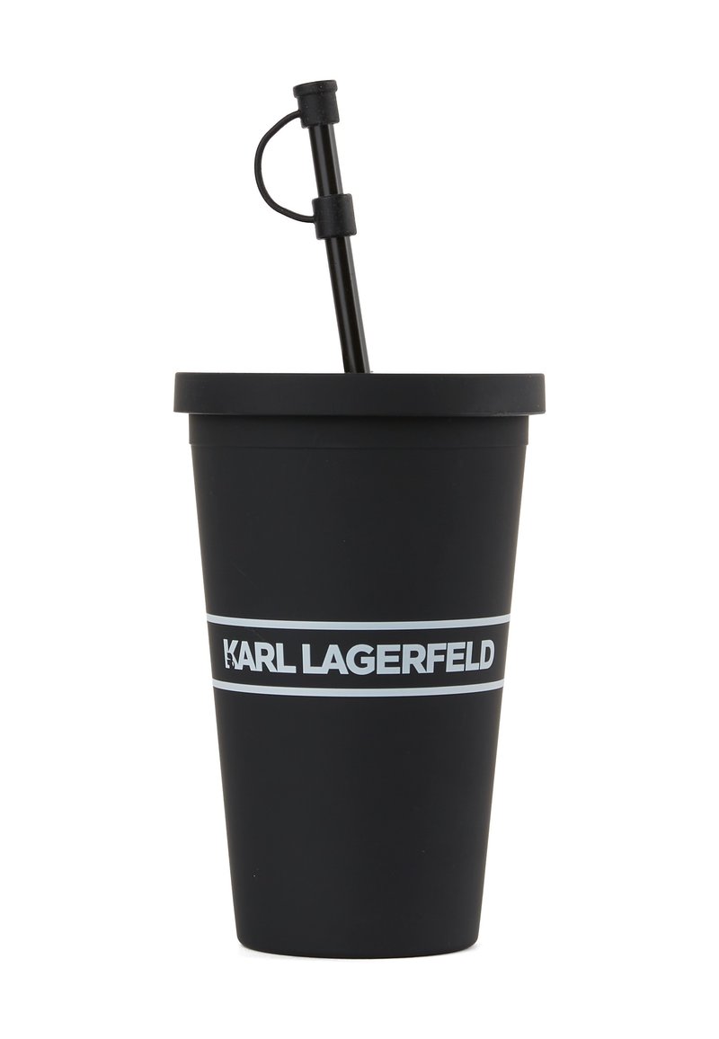 Taza reutilizable negra hecha de plástico con un acabado mate suave. Presenta una pajita negra a juego y una banda de logo blanca "KARL LAGERFELD".