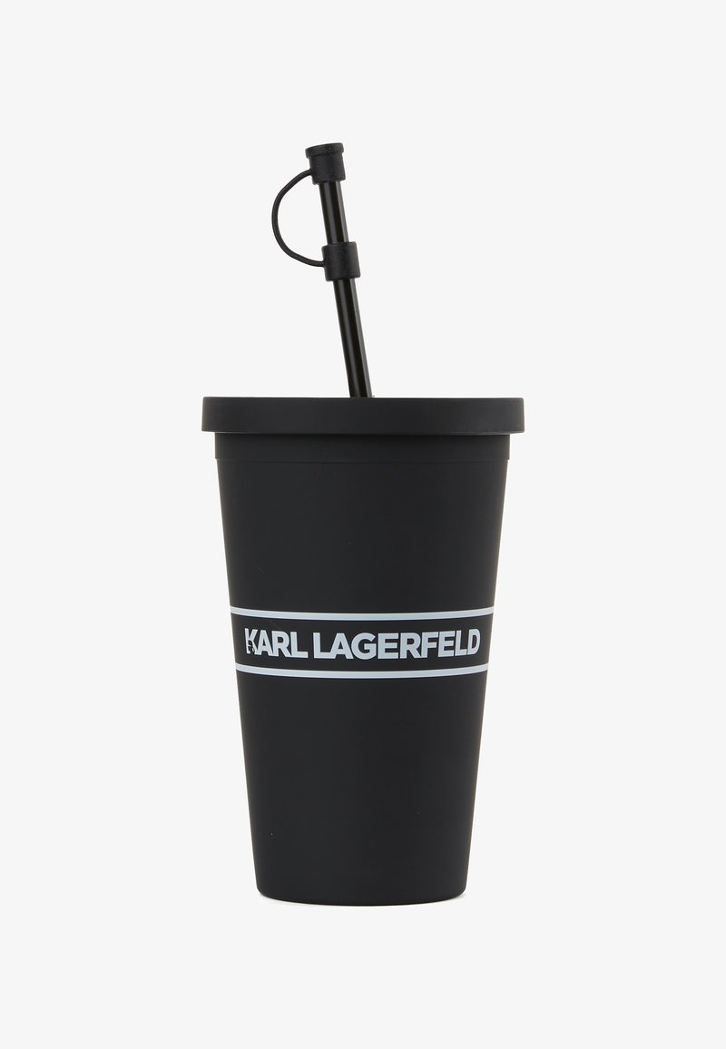 Taza reutilizable negra hecha de plástico con un acabado mate suave. Presenta una pajita negra a juego y una banda de logo blanca "KARL LAGERFELD".