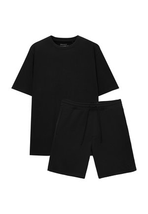 Schwarzes Baumwoll-T-Shirt mit kurzen Ärmeln und einem Rundhalsausschnitt, kombiniert mit passenden schwarzen Shorts mit elastischem Bund und Kordelzug.