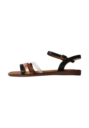 Flad sandal med sorte, bronze, brune og hvide remme, med en ankelrem med en guldbælte på en brun sål.