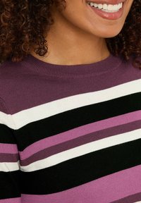 Lila gestreifter Pullover mit schwarz-weißen horizontalen Streifen; weiches Strickmaterial und runder Halsausschnitt, das verschiedene Lila-Schattierungen zeigt.