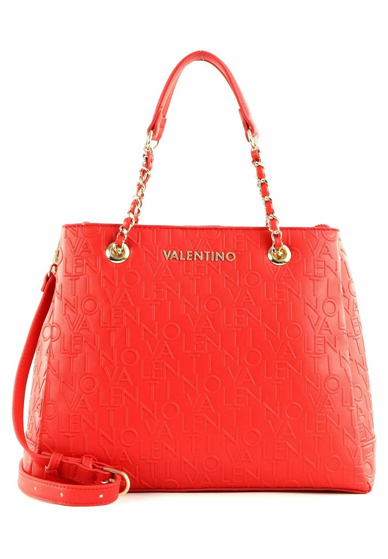 Sac à main en cuir rouge embossé avec un design structuré, des accents en doré, des poignées doubles et une bandoulière amovible. Logo affiché de manière proéminente.
