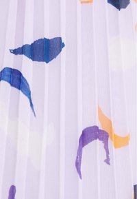 Tessuto plissettato con motivi astratti blu, viola e arancione su sfondo bianco, caratterizzato da pieghe verticali e una texture liscia e leggera.