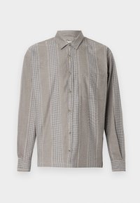 Camicia a maniche lunghe con bottoni in tessuto a quadri grigi e beige, con taschino sul petto, colletto classico e dettagli di cucitura a contrasto.