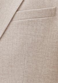 Beiger Anzugstoff mit einem dezenten, strukturierten Muster. Verfügt über eine Brusttasche und ein flaches Vorderteil für ein elegantes Erscheinungsbild.