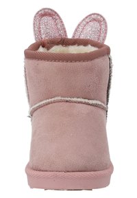 Bota de ante rosa con forro suave, que presenta orejas de conejo rosa brillantes en el tubo y una suela texturizada para un mejor agarre.