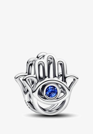 Silberring in Form einer Hand mit einem Augendesign, der in der Mitte einen blauen Edelstein hat. Glatte Oberfläche mit detaillierten Fingerumrissen.