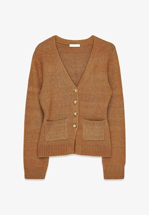 Braune Strickjacke mit V-Ausschnitt, fünf goldenen Knöpfen zum Schließen, zwei Vorder Taschen sowie gerippten Bündchen und Saum. Verstellbare Passform.