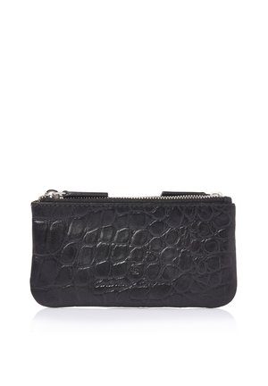 Schwarzes Lederetui mit Reißverschluss, Krokodilstruktur und kleinem geprägtem Logo auf der Vorderseite, fotografiert vor weißem Hintergrund.