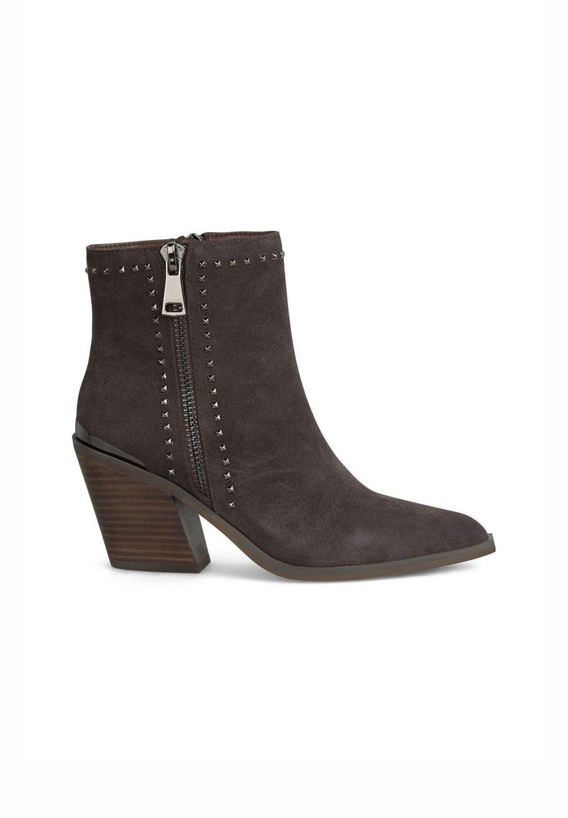 Stivale alla caviglia in suede marrone con punta affusolata, zip laterale, dettagli borchiati lungo la cerniera e tacco in legno affusolato.