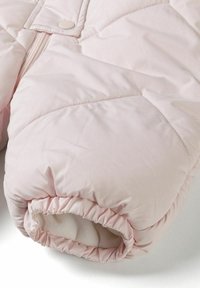 Roze doorgestikte sneeuwpak met een zachte witte voering. Voorzien van gerimpelde manchetten en een verborgen rits. Glad, gevoerd materiaal biedt isolatie.