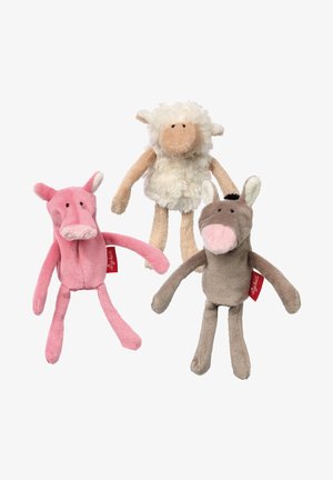 Trois jouets en peluche doux : un mouton blanc avec un visage beige, un cochon rose avec un groin et un âne gris avec un nez rose et une touffe noire.