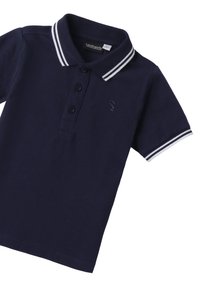 Granatowa koszulka polo z białymi paskami na kołnierzyku i mankietach. Zapięcie na trzy guziki oraz małe wyszywane logo na piersi. Teksturowana tkanina.