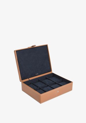 Scatola porta gioielli in pelle con esterno beige e interno in suede blu navy. Presenta nove scomparti e una chiusura con un sottile accento metallico.
