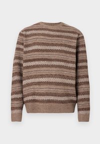 Pletený puloverový svetr s kulatým výstřihem, zdobený proužkovaným vzorem v přírodních tónech hnědé a béžové, s žebrovanými manžetami a lemem.