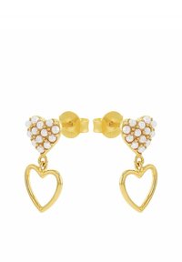 Orecchini a forma di cuore in oro con accenti di perla bianca, caratterizzati da un design pendente e un ciondolo a forma di cuore aperto sotto l'abbellimento del cuore superiore.
