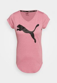 Różowa koszulka z krótkim rękawem i dekoltem w serek, z dużym czarnym logo wskakującego pumy. Wykonana z miękkiego, lekkiego materiału.