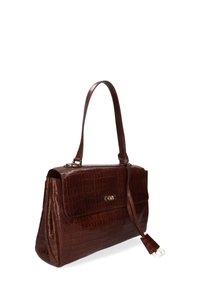 Sac en cuir brun gaufré crocodile avec une forme structurée, une longue bandoulière, fermeture à rabat et accents en métal doré.