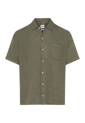 Chemise à manches courtes vert olive avec col et une poche poitrine unique sur fond blanc.
