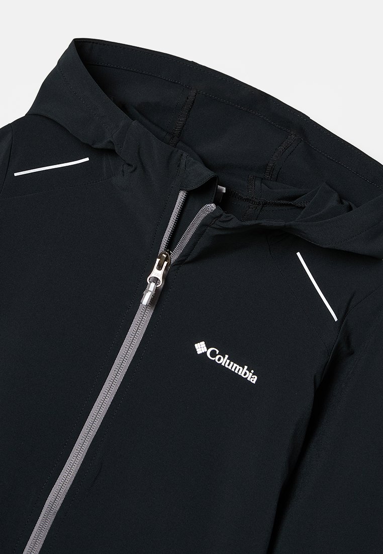 Schwarze Kapuzenjacke aus leichtem Material, mit durchgehendem Reißverschluss, weißen reflektierenden Akzenten und einem Columbia-Logo auf der Brust.