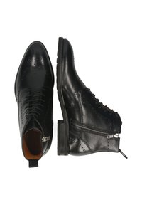 Botines de cuero negro con puntera afilada, parte delantera con cordones, perforaciones decorativas y cremallera lateral. Superficie texturizada y suela plana.