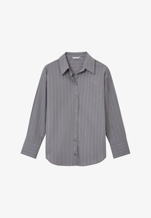 Camicia grigia a manica lunga con strisce bianche verticali, chiusura davanti con bottoni, colletto a punta e maniche con polsini. Tessuto dalla texture liscia.