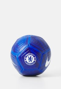 Blauer sechseckiger Fußball mit strukturierten Oberflächen, Chelsea FC-Logo und weißem Nike-Swoosh-Akzent. Langlebiges Material, das für das Spiel entwickelt wurde.