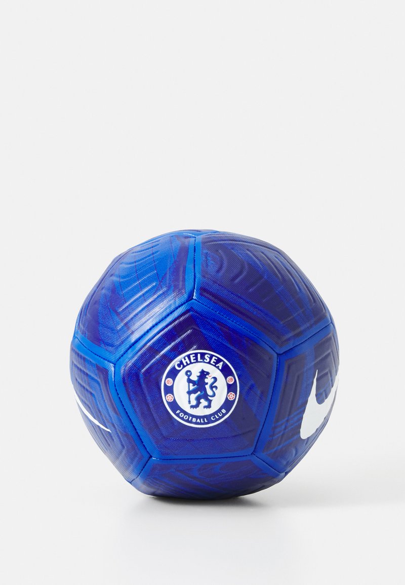 Bola de futebol hexagonal azul com uma superfície texturizada, logótipo do Chelsea FC e detalhe do swoosh branco da Nike. Material durável, projetada para jogar.
